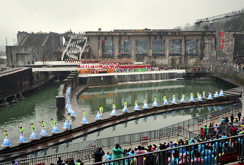 圖為我院學(xué)生參加2011中國(guó)都江堰放水節(jié)場(chǎng)景001.jpg